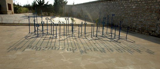 Rashad Alakbarov, “Instant of coincidence” (Instalación, 2012), Metal.