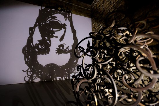 Rashad Alakbarov, “The man falling”, (Instalación, 2013), Construcción en metal, foco.