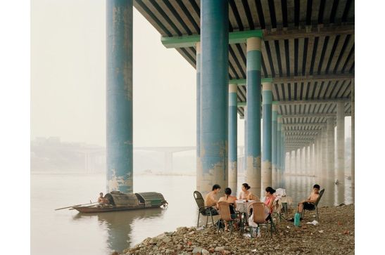 Nadav Kander. Chongqing IV (Picnic de domingo), Distrito de Chongqing (China), 2006. 
