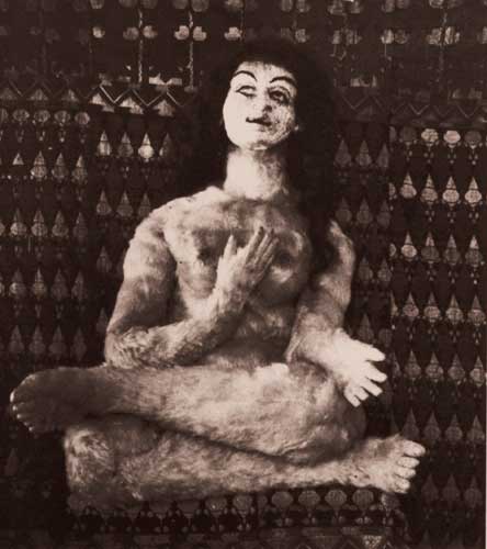Fotografía de la muñeca hecha por Hermina Moos para Oskar Kokoschka, 1919.