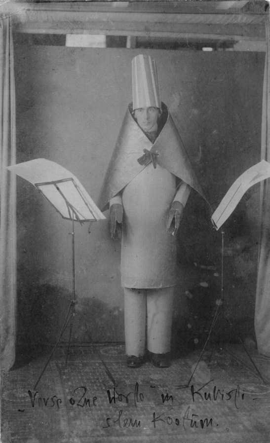 Hugo Ball vestido para un recital dadaísta