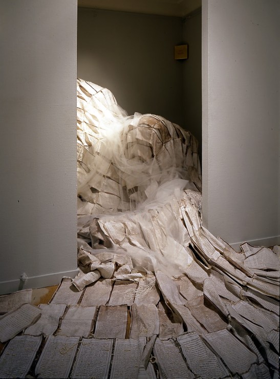 Instalación "La perfecta casada" en Galería Elvira Gonzalez, 2001