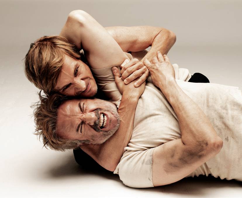 True west de Sam Shepard, versionada por Eduardo Mendoza y dirigida por Montse Tixé en Naves del Teatro Español