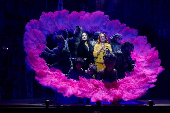 Natalia Millán y Pepa Lucas en una de las escenas de 'La familia Addams, el musical'
