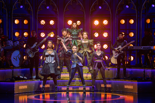 'SIX, el musical' se representa en el  Teatro Gran Vía de Madrid.